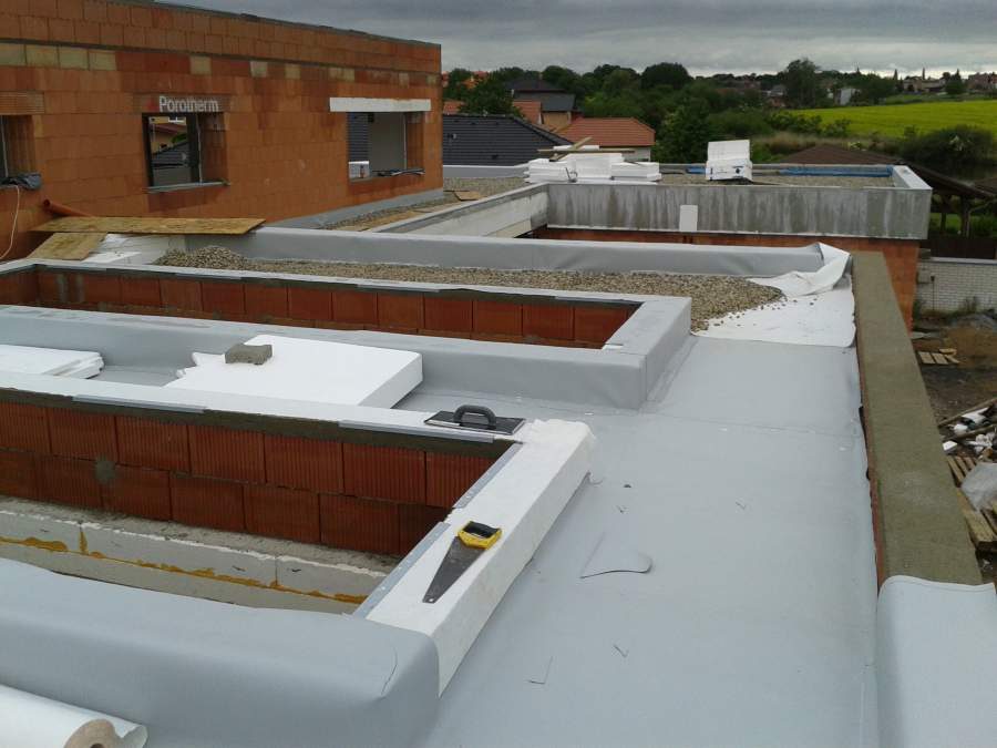 Zateplení, hydroizolace střech a zásyp kačírkem, RD Odolená Voda
